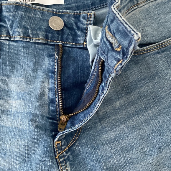 Levi Strauss Mid Rise Cuffed jean shorts Size 28/6. NWT - Picture 4 of 10